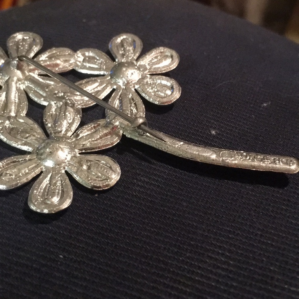 3 Daisy Pin Brooch - Picture 11 of 15